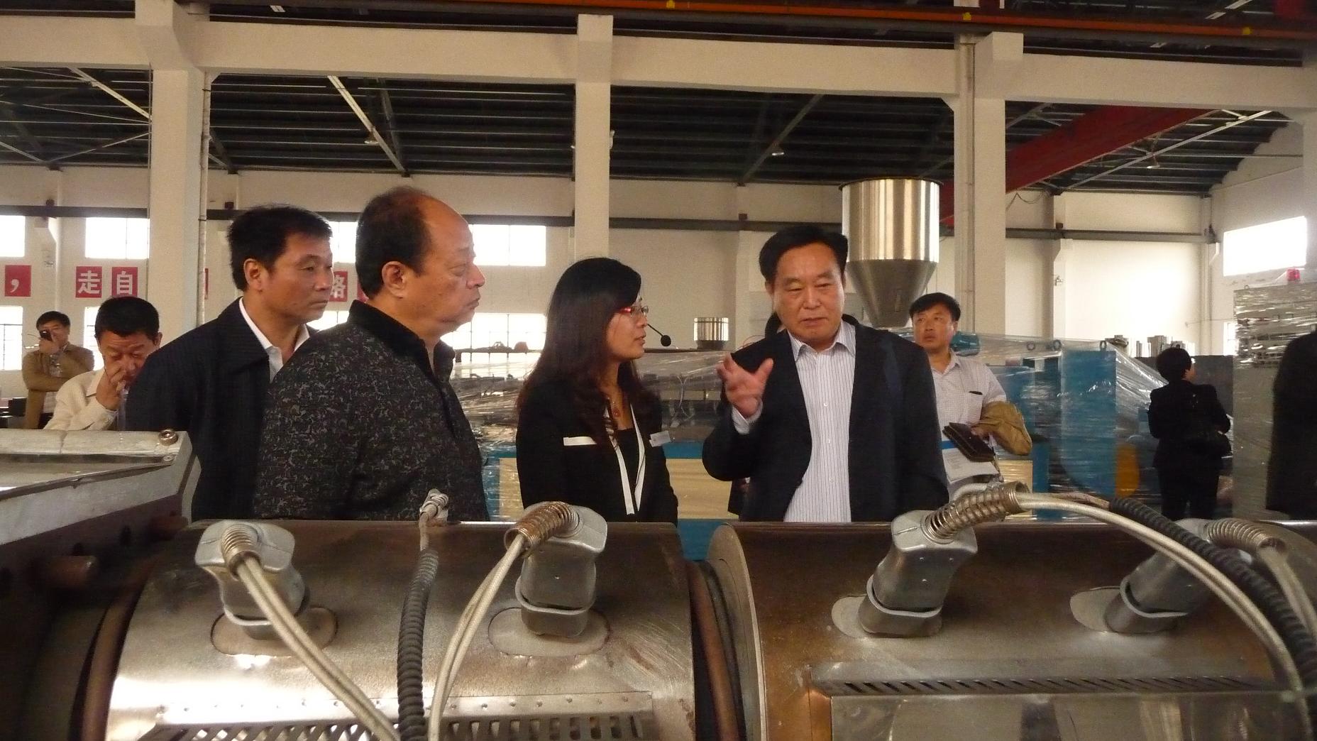 中塑協(xié)改性塑料專(zhuān)委會(huì)領(lǐng)導(dǎo)及年會(huì)代表一行到我公司參觀考察2.jpg 中塑協(xié)改性塑料專(zhuān)委會(huì)領(lǐng)導(dǎo)及年會(huì)代表一行到我公司參觀考察2.jpg